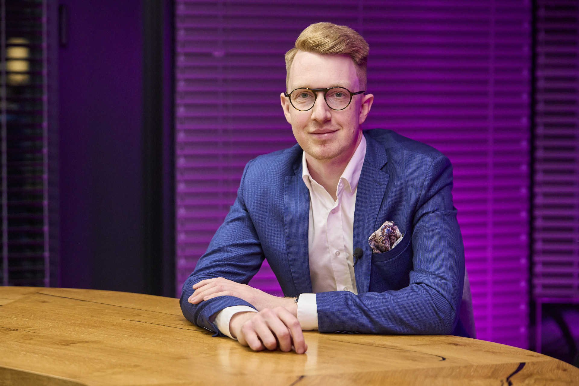 In the image, we see a lawyer / specialist in the legal obligations of a SaaS platform.